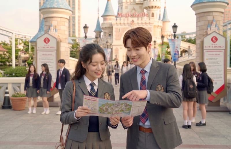 Lotte World in school uniforms